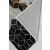 Conceptum Hypnose Carpet 180x280 Multicolor Hmnt773 saroknézete, bemutatva az absztrakt geometrikus mintát a tetején és a csúszásgátló PVC pöttyös hátoldalt