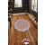 Conceptum Hypnose Carpet 180 cm Multicolor Hmnt976, egy nagy kerek piros-fehér mandala mintás szőnyeg fapadlón, otthonos nappali környezetben