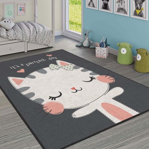 Conceptum Hypnose Carpet 140x220 Multicolor Hmı Kdc-65, 'It's a purrfect day' feliratú szürke szőnyeg aranyos macska illusztrációval, gyerekszobai környezetben ágy és játékok mellett - Szőnyeg gyerekszobába