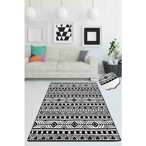 Conceptum Hypnose szőnyeg 140x190 Multicolor Arrow, fekete-fehér geometrikus mintázatú szőnyeg modern nappali környezetben, fehér kanapéval és keretezett képekkel, bemutatva esztétikai vonzerejét és designját. 