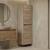 Hanah Home Fürdőszoba Szekrény Tölgy Side 40 beépítve egy modern fürdőszoba enteriőrbe, mosdószekrény és tükör mellett