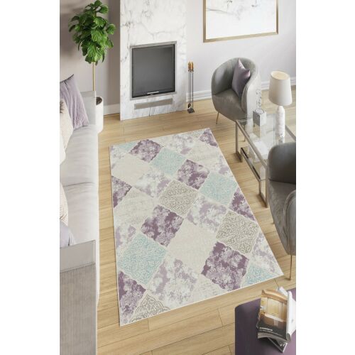 Conceptum Hypnose szőnyeg 160 x 230 cm bézs, lila, kék és nerc színben, modern absztrakt patchwork mintával egy nappaliban - Szőnyeg