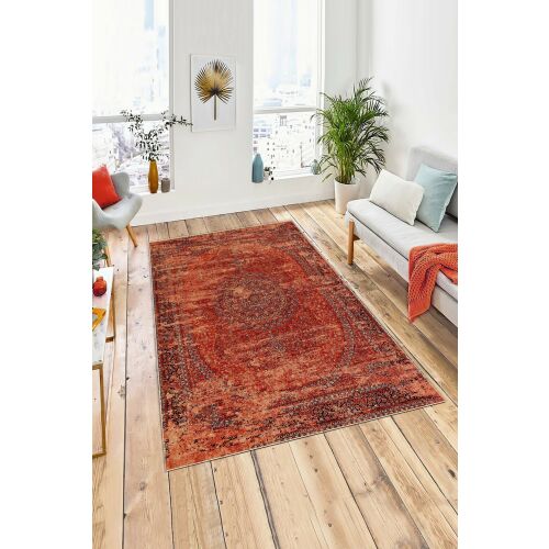 Conceptum Hypnose szőnyeg 140 x 220 többszínű W1101, egy nagy téglalap alakú szőnyeg absztrakt, kopott mintával, vörös és barna árnyalatokban, modern nappali környezetben, világos fapadlón elhelyezve - Conceptum Hypnose