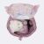 Felülnézet az Ergonomikus Bunny Clasic Mini ovis hátizsákról nyitott állapotban, mely tágas belső terét mutatja mackóval és uzsonnás dobozzal, kiemelve a tárolókapacitást az óvodai holmik számára