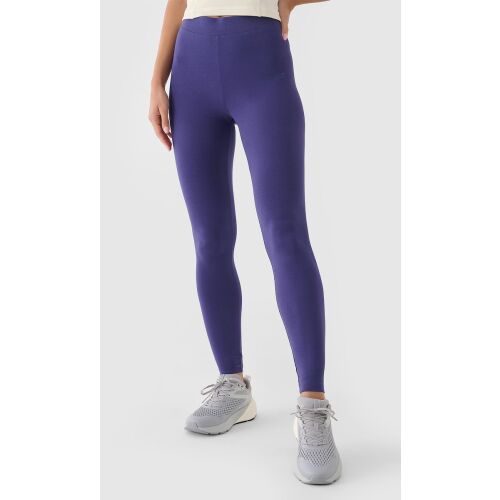 Nő sötétkék magas derekú slim fit pamut leggingsben és szürke sportcipőben, elölnézet, kényelemért és rugalmasságért 