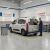 Szerelő szereli be a Bosch Twin H341 hátsó ablaktörlő lapátot egy Citroën Berlingo MPV-be egy Bosch Car Service garázsban, termék használat közben