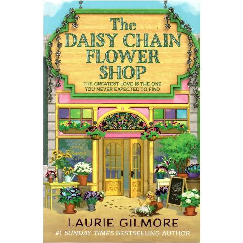 Laurie Gilmore 'The Daisy Chain Flower Shop' című romantikus regényének borítója, amelyen egy hangulatos virágbolti homlokzat látható cégérrel, virágokkal és egy golden retrieverrel, tökéletes a romantikus regények kedvelőinek. - Romantikus könyv
