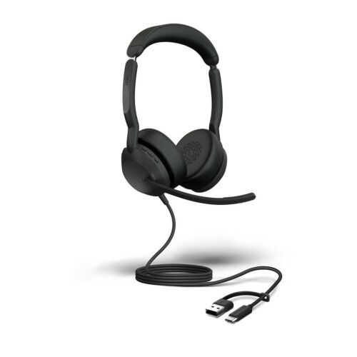 Jabra Evolve2 50 USB-C/A MS sztereó fejhallgató fekete színben, bemutatva a fülre illeszkedő fejhallgatót a csatlakoztatott mikrofonkarral és egy tekercselt USB-C kábelt USB-A adapterrel. A fejhallgató 3/4-es szögben, sima fehér háttéren látható, kiemelve professzionális használatra tervezett kialakítását. - Fejhallgató