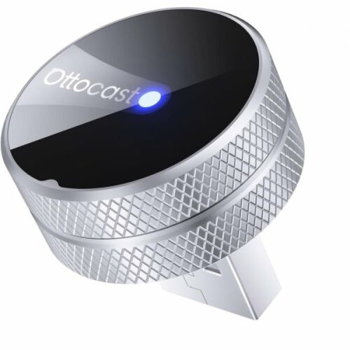 Ottocast Mini Slim Tube CP88-T4 vezeték nélküli Carplay/Android Auto adapter ezüst színben, texturált oldallal és világító kék jelzőfénnyel a tetején, ferde szögben fehér háttéren - Autóelektronika