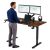 Férfi áll egy SHADOW GAMER RUSTIC 140cm-es elektromos gamer asztal mellett fehér háttér előtt, kiemelve az állítható magasság funkciót.