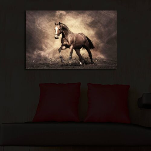 Wallity dekoratív LED megvilágított vászonfestmény 45x70cm vágtató lóval, félhomályos szobában kanapé felett kihelyezve, világítással - Lakberendezés