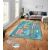 Conceptum Hypnose Carpet 180x280 többszínű, városi térképes játszószőnyeg kiterítve egy tágas, világos nappaliban nagy ablakokkal, különböző út- és épületelemekkel