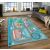 Conceptum Hypnose Carpet 180x280 többszínű, perspektivikus nézet egy városi térképes játszószőnyegről modern nappaliban szürke kanapéval és sötét fapadlóval, játékos téli városi jelenettel