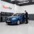 Technikus szerel fel TeamCar ablaktörlő lapátokat egy kék Dacia Sandero II autóra egy modern garázsban, TeamCar márkajelzéssel.