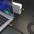 j5create JUCX25L18 1,8 m USB C kábel használatban, laptop töltése j5create többportos töltővel, bemutatva a gyakorlati alkalmazást