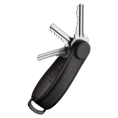 Orbitkey Crazy Horse Obsidian fekete kulcstartó piros varrással, több kulccsal, döntött nézetben fehér háttéren 