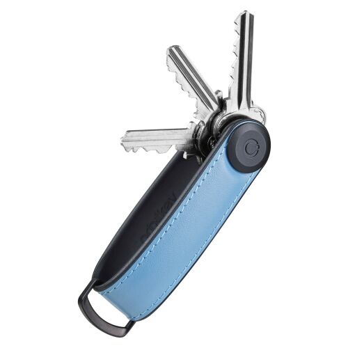 Orbitkey Hybrid Leather Lake Blue kulcsszervező kulcsokkal, ferde nézetben, nappa bőrt és TPU elasztomert mutatva - Játék