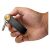Kézben tartott Orbitkey Pro Saffiano Leather Liquorice kulcstartó, bemutatva ergonómikus fogását és a kulcsok könnyű hozzáférését, természetes környezetben.