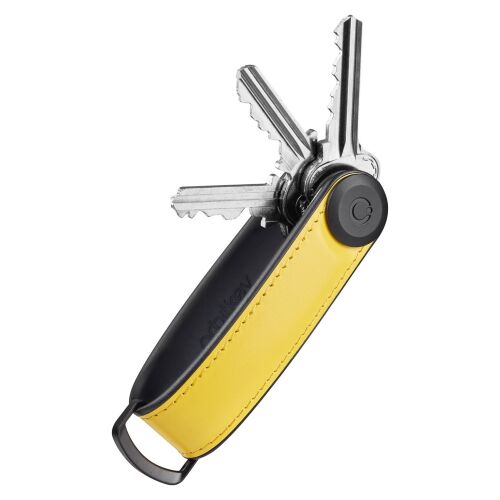 Orbitkey Hybrid bőr kulcstartó Solar Yellow színben, széthúzott kulcsokkal, 3/4-es nézet fehér alapon - Játék