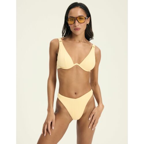 Modell visel világossárga Como Esotiq bordázott bikini szettet háromszög felsővel és V-alakú alsóval, elölről, napszemüvegben - Női fürdőruha