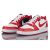 Egy pár Nike Ebernon Low Premium tornacipő, piros és fehér fekete részletekkel, elölről szögből nézve, teljes termékmegjelenítés fehér háttérrel