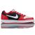 Nike Ebernon Low Premium tornacipő, oldalnézet piros, fekete és fehér színblokkokkal, fehér Nike pipa, sokoldalú férfi alkalmi cipő