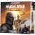 A Mandalóri: Kalandok társasjáték dobozképe, Din Djarin (Mandalóri), Grogu (Bébi Yoda), IG-11, Cara Dune és a Razor Crest űrhajó szereplésével, Star Wars témájú kooperatív játék 1-4 játékosnak