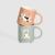 Két HOME & YOU csontporcelán bögre, egy rózsaszín fekete-fehér cicával és egy szürke csíkos cicával, egymásra rakva, 380 ml mindegyik