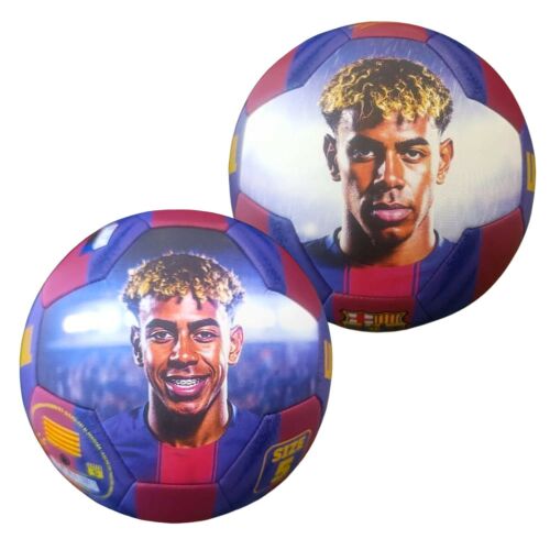 Kollázs két Barcelona Lamine Yamal 5-ös méretű focilabdáról, Lamine Yamal arcával, piros és kék klubszínekkel, valamint az FC Barcelona címerével fehér háttéren - Oxbow