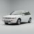 Fehér Mitsubishi Colt III/IV (C5_A, CA_A) autó az 1988-1996-os modellévből, ferdén elölnézetből, sima háttéren ábrázolva, bemutatva a jármű kompatibilitását a TeamCar ablaktörlő lapátokhoz
