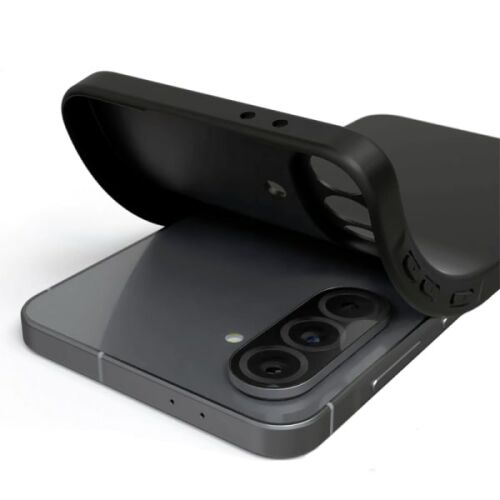 Fekete Honor Magic5 Lite UltraThin FlexAir szilikon tok felhelyezése okostelefonra, bemutatva rugalmas anyagát és pontos illeszkedését a telefon védelmére. 