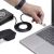 Személy csatlakoztatja a StarTech.com UR9-HEADSET-ADAPTER USB-C kábelt egy laptophoz, fekete feltekert kábellel