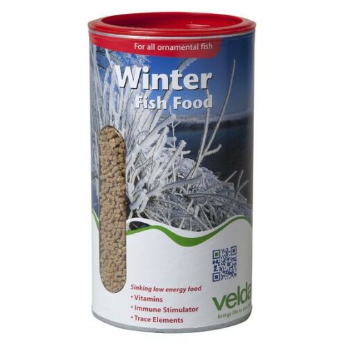 Velda téli haltáp 2500 ml (1350g) hengeres tartályban, díszhalaknak alacsony energia, vitamin, immunerősítő és nyomelemekkel hidegvízi körülményekhez. A címke téli jelenetet és termékadatokat mutat. - Haleledel