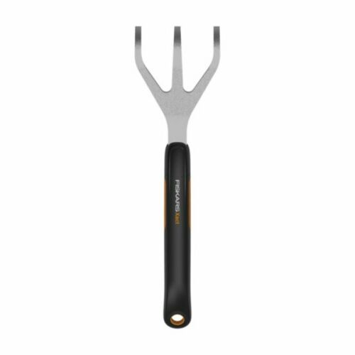 Fiskars Xact kézi talajlazító három éles rozsdamentes acél foggal és fekete Softgrip markolattal fehér háttéren, ideális a talaj lazítására - Kézi kerti szerszám