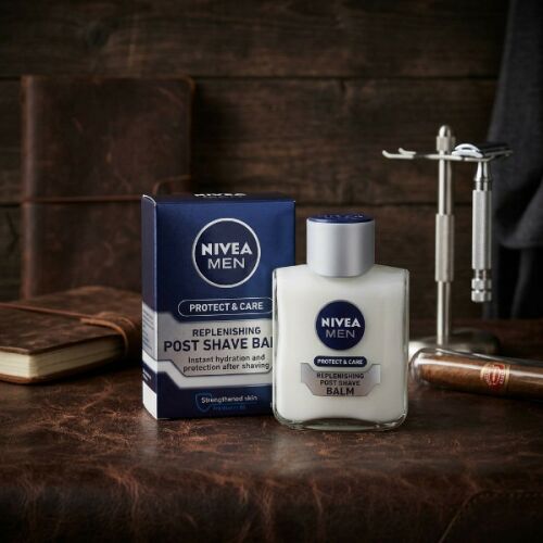Nivea Men Protect & Care regeneráló borotválkozás utáni balzsam 100ml csomagolással, borotvatartó és szivar mellett, bőr felületen - Arcszesz és aftershave