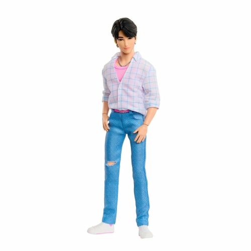A KPop Démonvadászok Jinu baba teljes nézete, egy gyűjthető KPop divatbaba kockás ingben és szakadt farmerben, fehér háttérrel - Mesehős figura