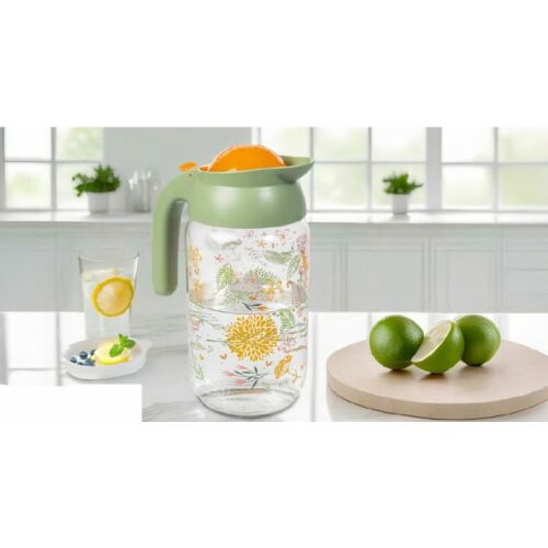 Herevin 1,5 literes virágmintás üveg kancsó zöld tetővel és citrusfacsaróval, limonádéval és lime-mal egy konyhai környezetben 