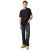 Teljes alakos kép férfiról Wrangler SS SOLID TEE 112365120 fekete M pólóban farmerrel, bemutatva a laza stílust