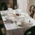 Elegáns asztali teríték DUKA TIME fehér porcelán tálalótállal, tálakkal és tányérokkal, tortatállal és poharakkal