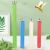 Karom Csiszoló Bot Madaraknak madár csőr és karom csiszoló ülőrudak különböző méretekben zöld, kék, fehér és piros színben, repülő madár illusztrációval és növényi dekorációval