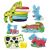 Különböző Play-Doh állatalkotások, beleértve egy zsiráfot, nyuszit, krokodilt, tehenet és lovat, színes Play-Doh gyurmakupacokkal együtt.