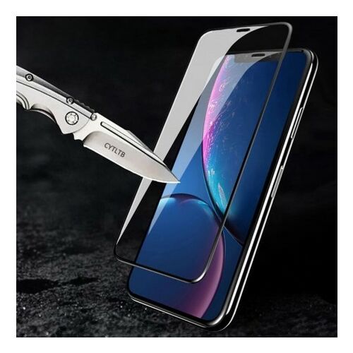 Éles kés próbálja megkarcolni a 111D üvegfóliát egy OnePlus 10 Pro-n, illusztrálva a rendkívüli karcállóságot és tartósságot - Kijelzővédő fólia