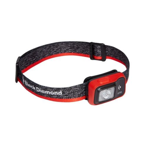 Unisex Black Diamond Astro 300 fejlámpa piros színben fekete pánttal, 3/4 nézet fehér háttérrel, kültéri tevékenységekhez - Zseblámpa