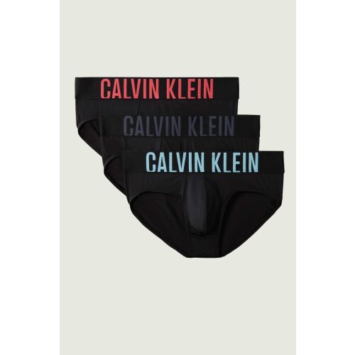 Három pár Calvin Klein 000NB3610A fekete férfi alsónemű M INTL méretben, különböző színű derékpántokkal, ferde nézetben, egyszínű háttér előtt - Férfi alsónadrág