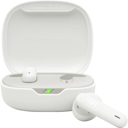 JBL Vibe Flex 2 True Wireless Stereo fülhallgatók fehér töltőtokban, nyitva, az egyik fülhallgató kivéve, zöld akkumulátorjelző lámpákkal. - JBL