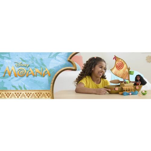 Egy mosolygós gyermek játszik a DISNEY PRINCESS MOANA Kenu hajó játékszettel, Moana babával és kiegészítőkkel, beltéri környezetben - Mesehős figura