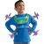 Fiatal fiú viseli a Toy Story 5 Buzz Lightyear interaktív jetpacket, boldog arckifejezéssel felnézve, szerepjátékra és beöltözésre alkalmas