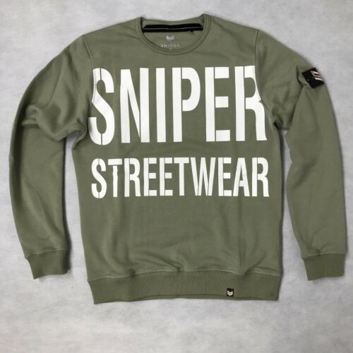 Sniper márkájú férfi olíva kereknyakú pulóver nagy fehér 'SNIPER STREETWEAR' logóval az elején, prémium pamutkeverék anyagból a kényelemért és stílusért. 