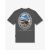 Az FW25 T-Shirt Oval Backprint Filou CLI. - Stone Grey hátulja, nagyméretű ovális grafikával, amelyen a Baron Filou medve egy bőrönddel egy magánrepülőgép mellett látható, sima háttéren.