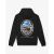 FW25 Hoodie Oval Backprint Filou CLI. - Black, hátulnézet az ovális grafikával, amely egy bőrönddel utazó medvét, autót és repülőgépet ábrázol, sima fehér háttéren